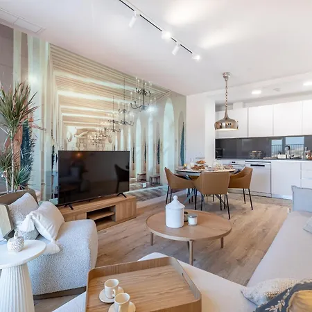 Skyline 8 Pool & Parking Free מאלגה