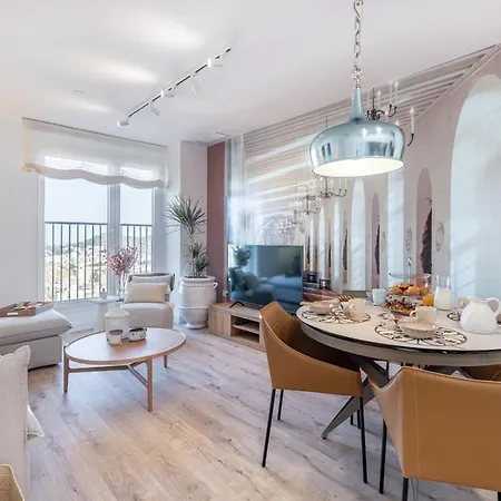 Skyline 8 Pool & Parking Free Apartment