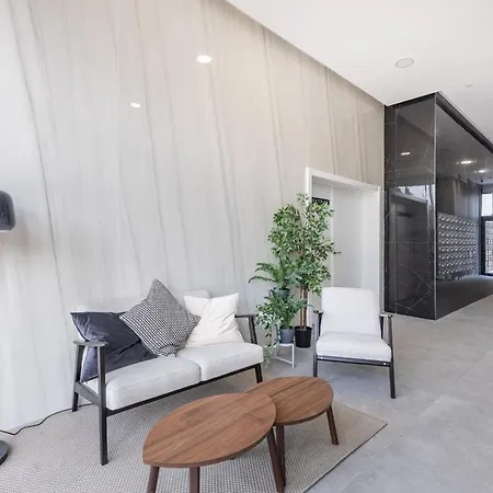 Skyline 8 Pool & Parking Free Apartment