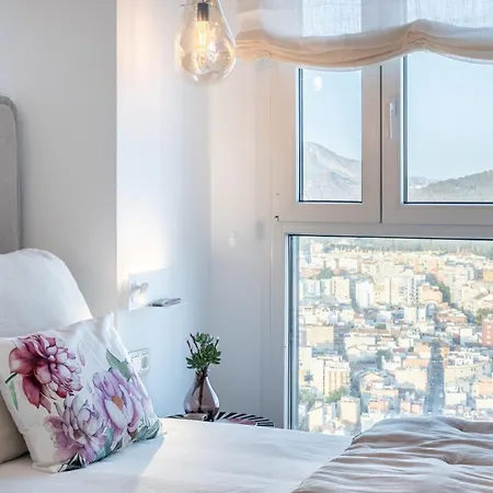 Skyline 8 Pool & Parking Free Apartment *
