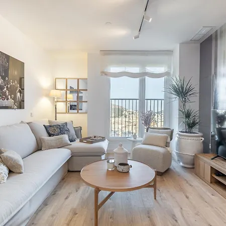 Skyline 8 Pool & Parking Free Apartment